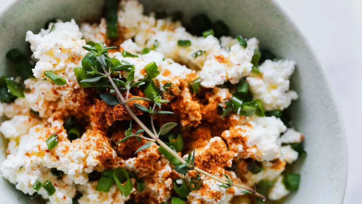 Kâsede taze lor peyniri, yeşil soğan ve kekik; yüksek proteinli, düşük enerjili bir öğün örneği